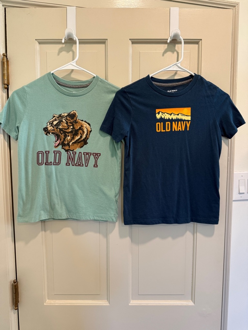 Old Navy Boys Graphic Tee Bundle (Qty 2) in Mint Green & Navy Sz M (8)